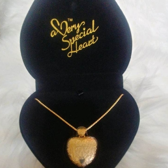 A Very Special. Heart Necklace - Picture 3 of 4